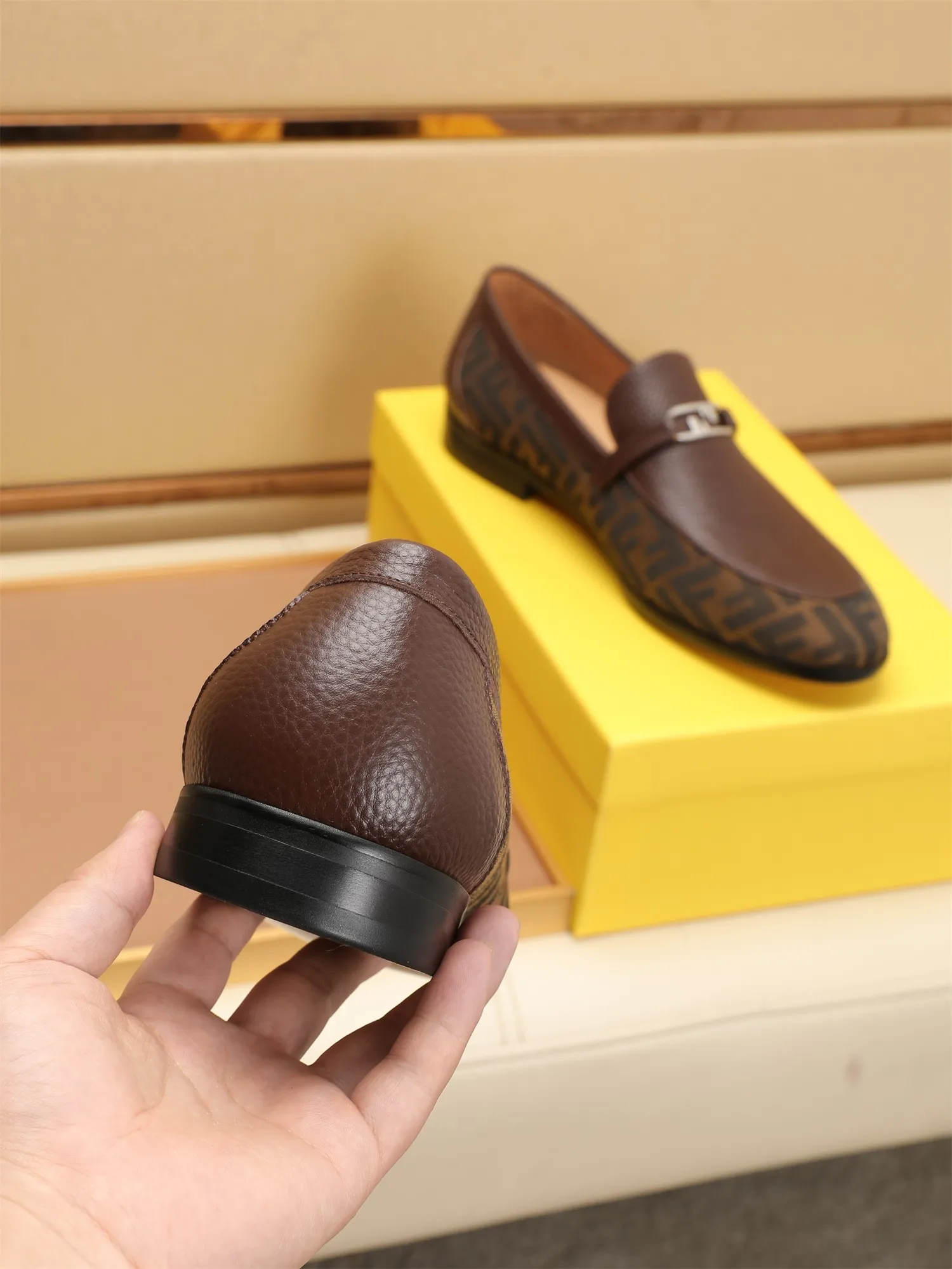 Men's shoes💰460 🕷🕷【FENDI】The latest men's formal leather shoes🇨🇳Classic series not to be missed💯The first layer is made of imported first-layer cowhide☘Original quality, the leather is smooth and delicate🎋Awesome version, perfect streamlined outline🍇Cowhide lining, size 38-44 (customized at 45.46)...